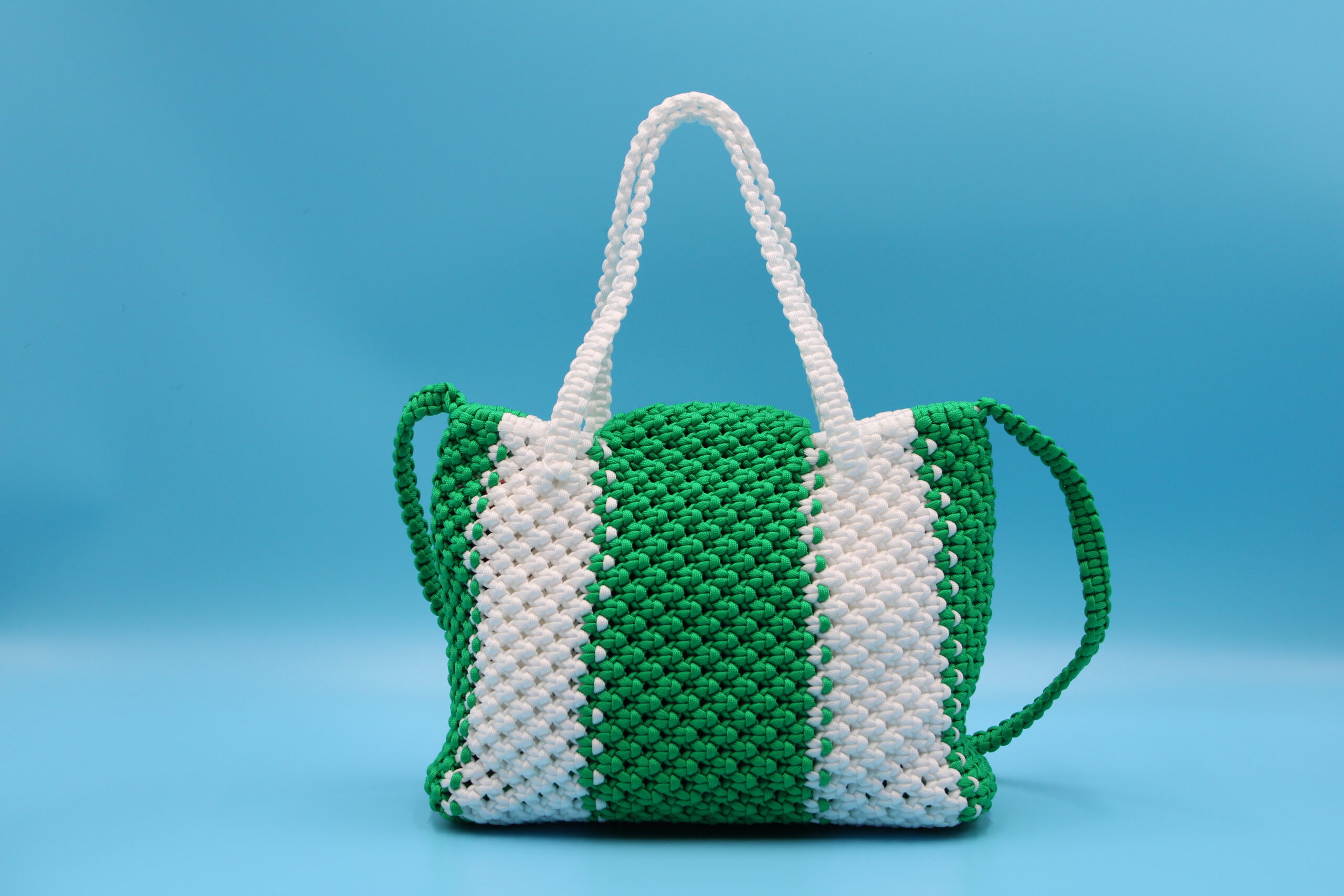 TOTE BAG GREEN AND WHITE COLOR WITH HALF CLOSED TOP 100% HAND-WOVEN WITH THE SMALL INTERNAL BAG