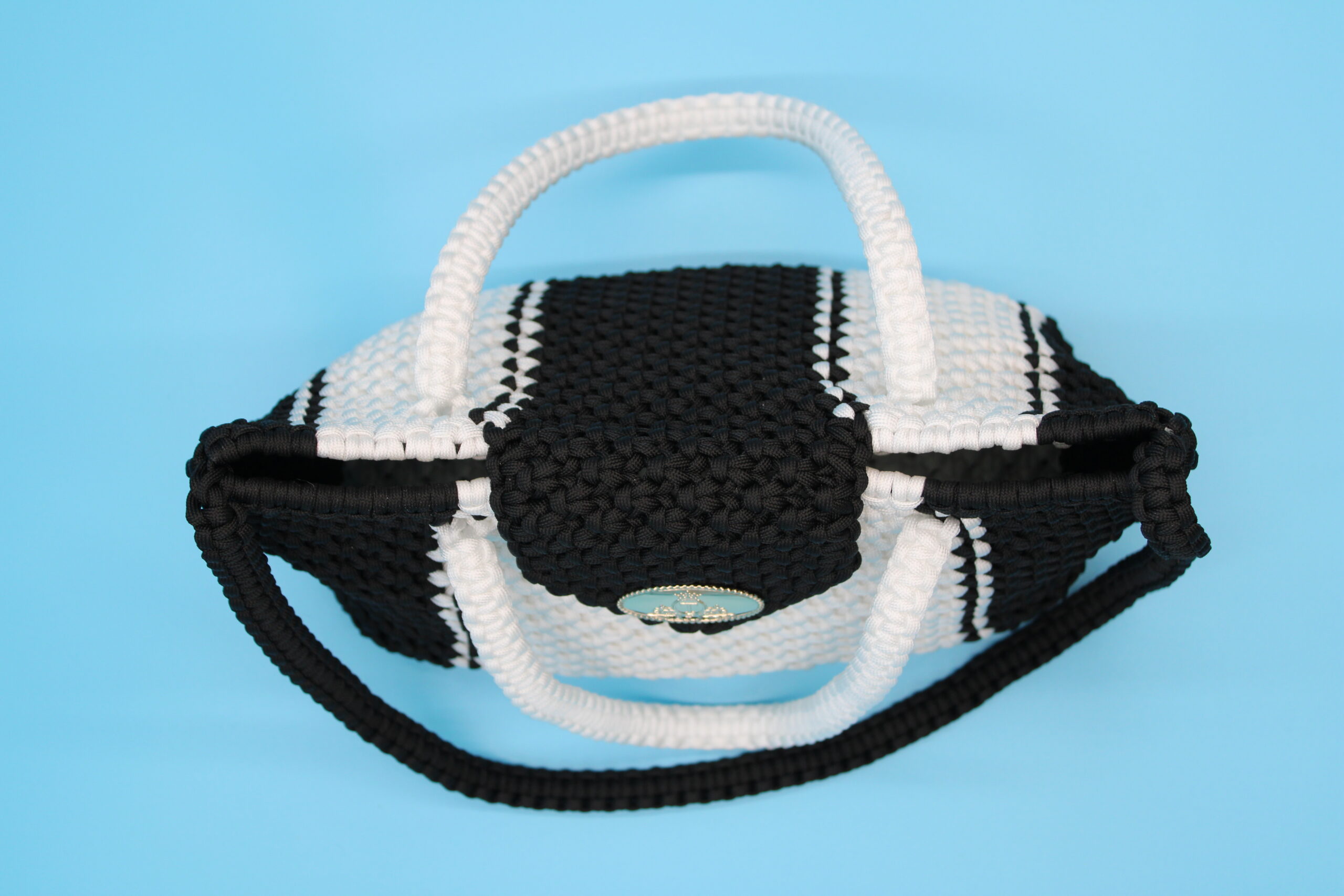 TOTE BAG BLACK AND WHITE COLOR  100% HAND-WOVEN WITH THE SMALL INTERNAL POCKET