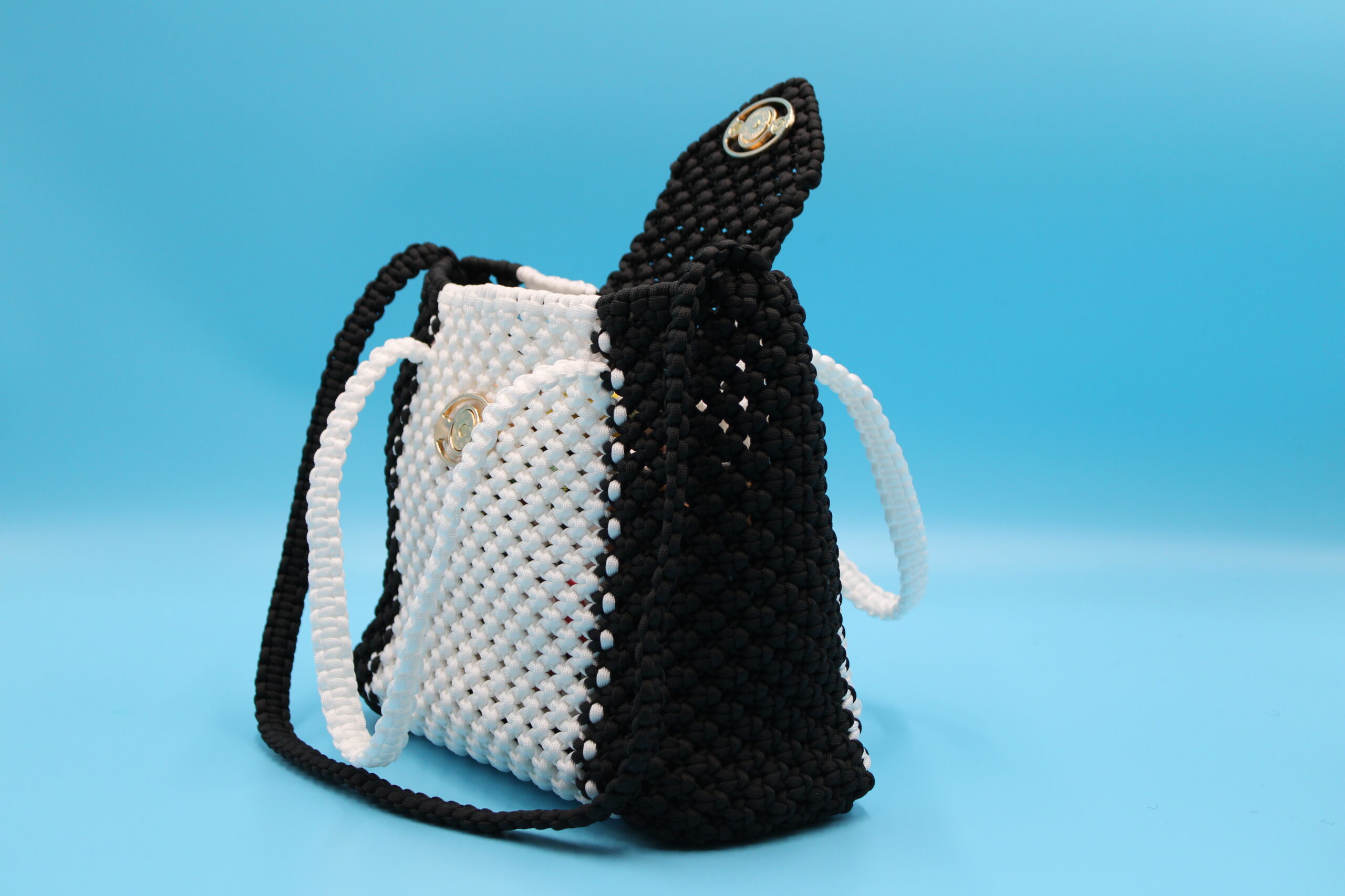 TOTE BAG BLACK AND WHITE COLOR  100% HAND-WOVEN WITH THE SMALL INTERNAL POCKET