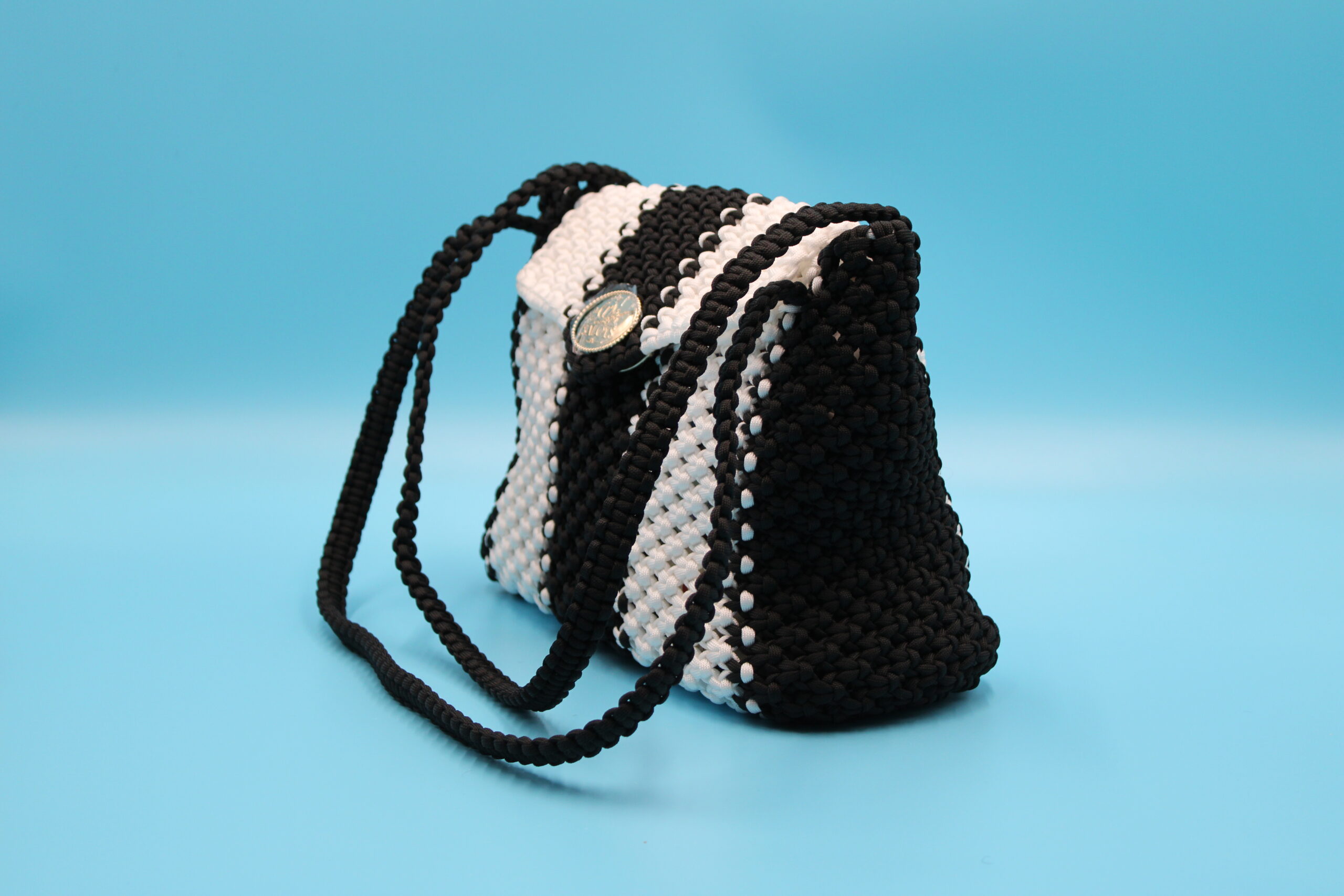TOTE BAG BLACK AND WHITE COLOR WITH CLOSED TOP 100% HAND-WOVEN WITH THE SMALL INTERNAL BAG