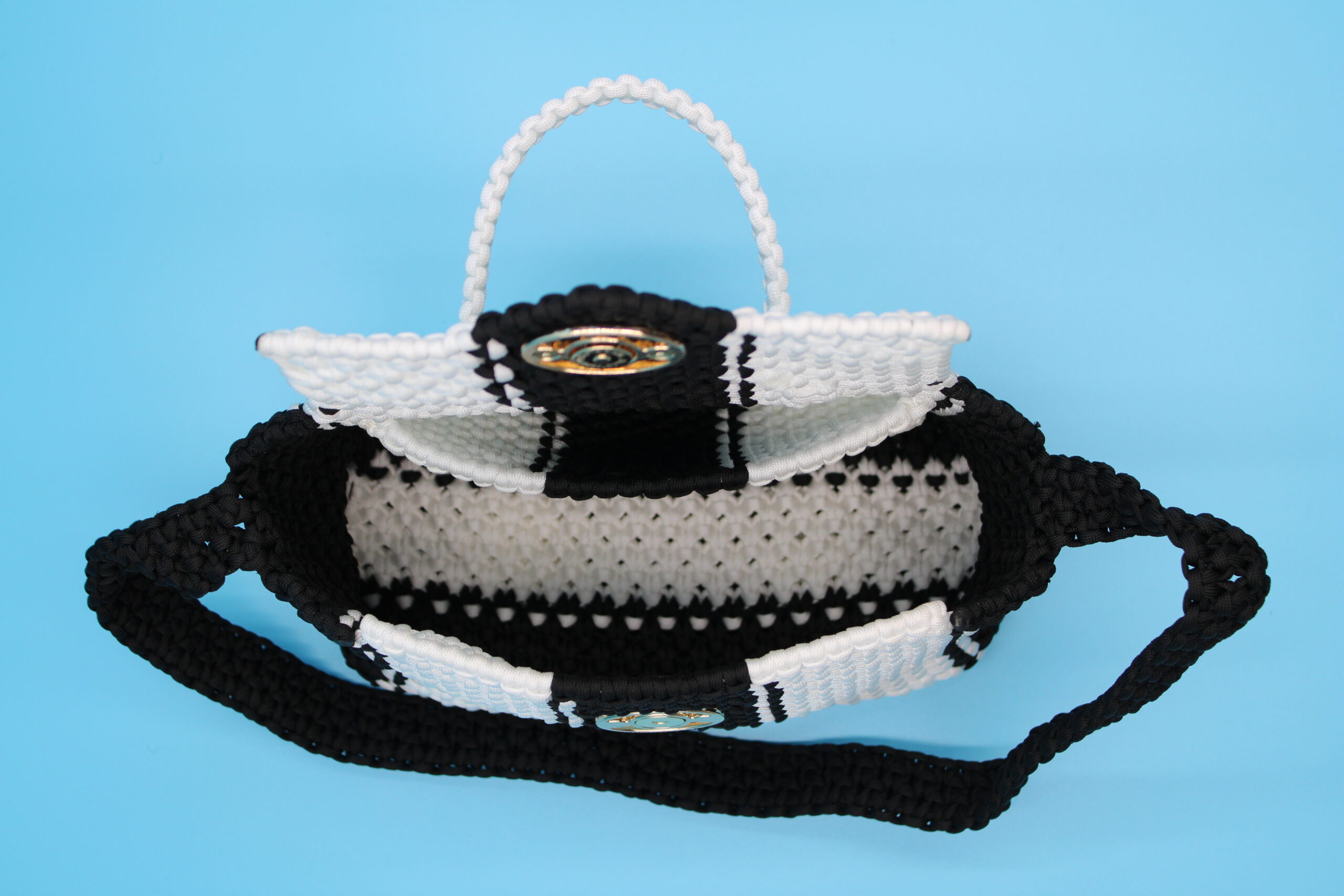 TOTE BAG BLACK AND WHITE COLOR  100% HAND-WOVEN WITH THE SMALL INTERNAL POCKET