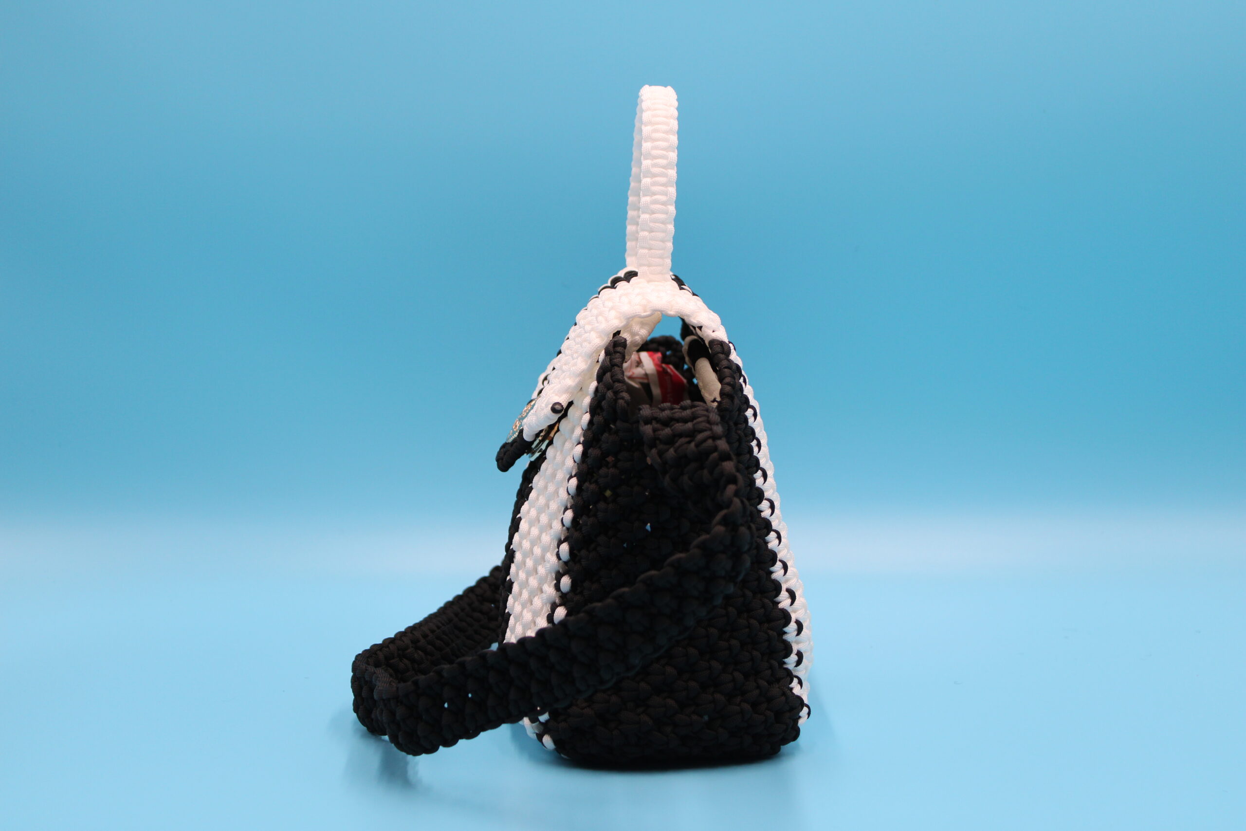 TOTE BAG BLACK AND WHITE COLOR  100% HAND-WOVEN WITH THE SMALL INTERNAL POCKET